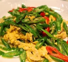 Stir-Fried Eggs with Green Peppers