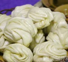 Flower-shaped steamed bun