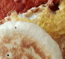 Braised flatbread with pork belly and egg