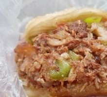 Braised pork in fried flatbread