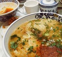 Beef Noodle Soup with Large Bones