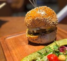 American Angus Beef Cheeseburger