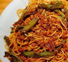 Minced Pork with Flat Beans and Noodles