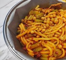 Stir-fried Rice Noodles with Celery and Chicken