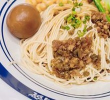Beef Sauce Spaghetti with Peas and Noodles