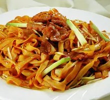 Chicken Leg and Egg Stir-Fried Rice Noodles