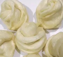 Flower-shaped steamed bun