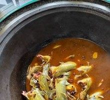 Stir-fried Crucian Carp in Iron Pot
