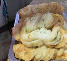 Flower-shaped steamed bun