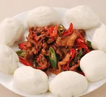 Meat wrapped in lotus leaf pancake