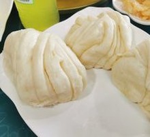 Flower-shaped steamed bun