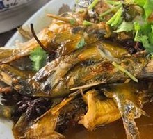 Stir-fried Crucian Carp in Iron Pot