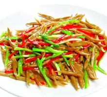 Noodles with leek and egg stir-fry