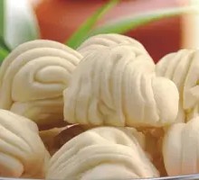 Flower-shaped steamed bun