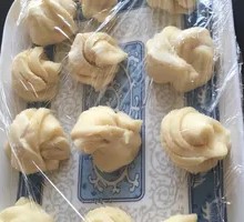 Flower-shaped steamed bun