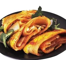 Grilled Cold Noodles with Egg and Sausage