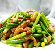 Stir-fried Garlic Shoots with Pork over Rice
