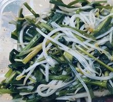 Stir-fried leek with bean sprouts