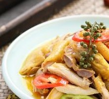 Tear-Split Spicy Pepper Chicken