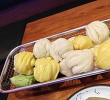Flower-shaped steamed bun