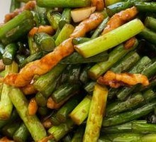 Stir-fried garlic shoots with pork