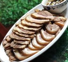 Braised Whole Pork Elbow in Clay Pot