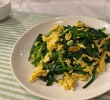 Stir-fried eggs with chives