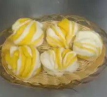 Flower-shaped steamed bun