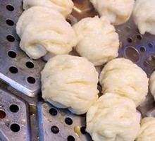 Flower-shaped steamed bun