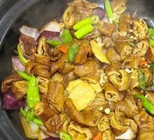 Braised Pork Intestines in Clay Pot