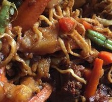 Stir-Fried Noodles in Iron Pot