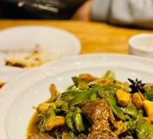 Pork Ribs with Green Beans and Wheat Rolls