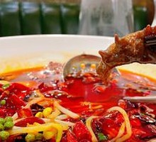 Sichuan-style seafood hot pot with green花椒
