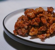 Sauce-Braised Chicken with Almonds