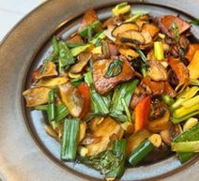 Stir-fried King Oyster Mushrooms with Black Trumpet