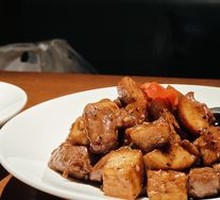 Beef Cubes with珍贵 Mushrooms
