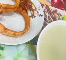 Tofu Juice with Fried Dough Rings