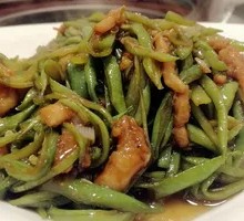 Stir-fried pork strips with green beans