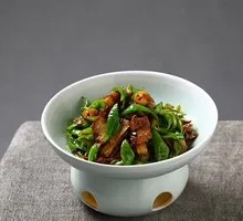 Huángshān Tea-Scented Chili and Pork Stir-Fry