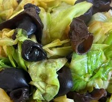 Black fungus stir-fried with Chinese cabbage