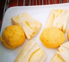 Flower-shaped steamed bun
