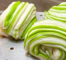 Flower-shaped steamed bun