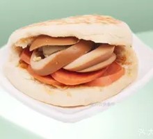 Pork-filled flatbread sandwich