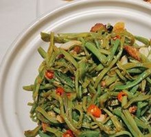 Stir-fried shredded pork with lentils
