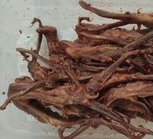 Vacuum-roasted duck tongue