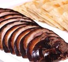 Pancake-wrapped pork shoulder