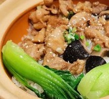 Braised Chicken with Mushrooms in Clay Pot Rice