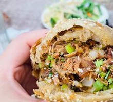 Braised pork in fried flatbread