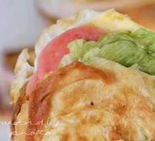 Crispy flatbread with chicken strips and egg