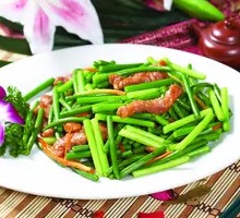 Stir-Fried Pork with Garlic Shoots over Knife-Cut Noodles